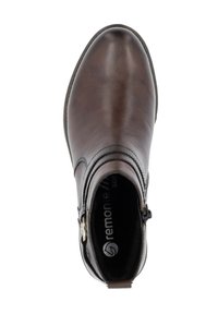 Bottine en cuir marron avec une finition lisse, bout arrondi, fermeture éclair sur le côté et semelle intérieure rembourrée arborant un logo.