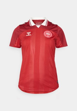 Maglia da calcio rossa con righe verticali, maniche corte, colletto bianco e logo DBU. Realizzata in materiale leggero, adatta per lo sport.
