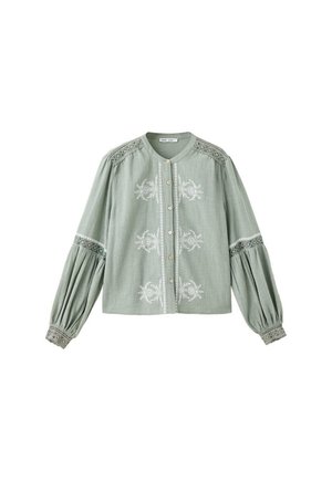 Blusa de manga larga de color verde claro con bordado floral blanco, detalles de encaje en los hombros y puños, y cierre frontal con botones.