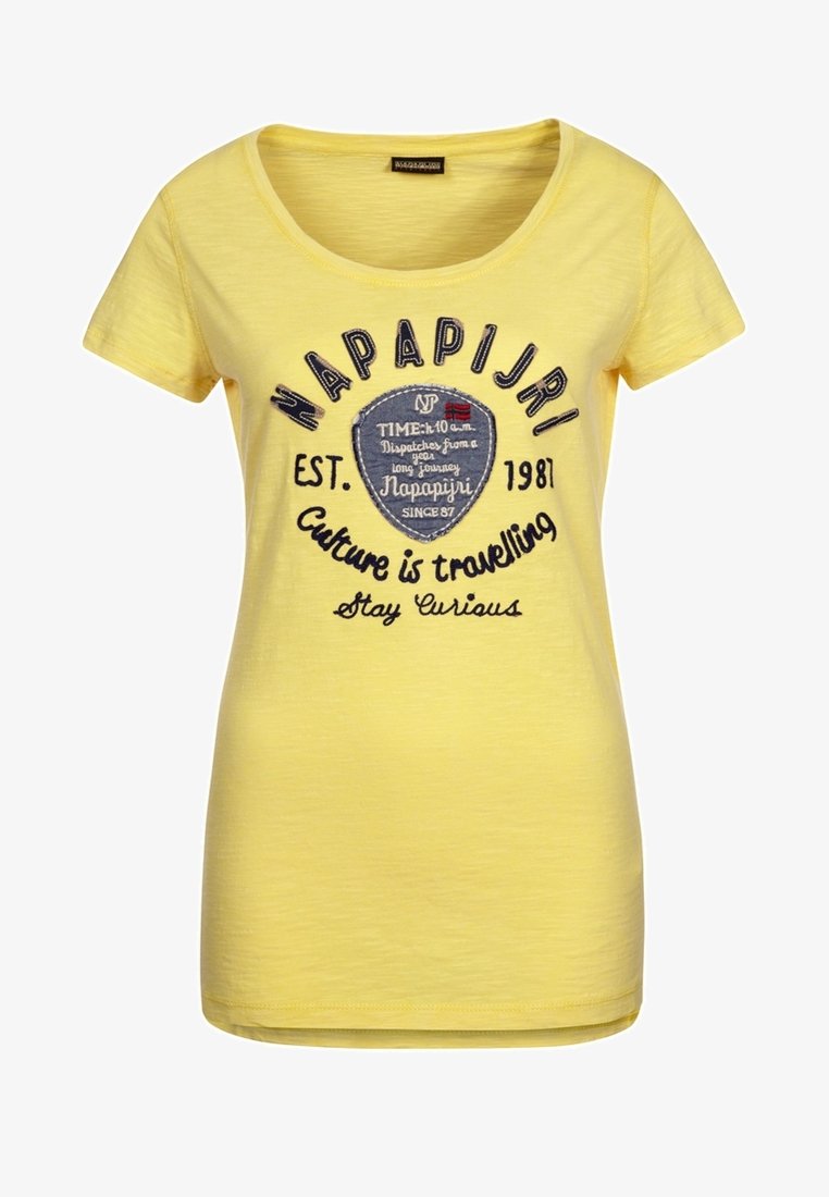 Camiseta amarilla de manga corta con cuello redondo. Presenta gráficos impresos, incluyendo texto y un diseño de escudo, en la parte frontal.