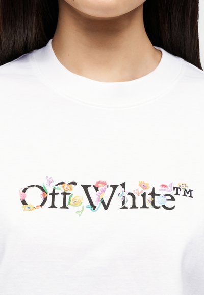 Λευκό βαμβακερό t-shirt με το λογότυπο "Off-White™" διακοσμημένο με πολύχρωμα λουλουδένια σχέδια γύρω από το κείμενο. Απλός σχεδιασμός με στρογγυλή λαιμόκοψη.