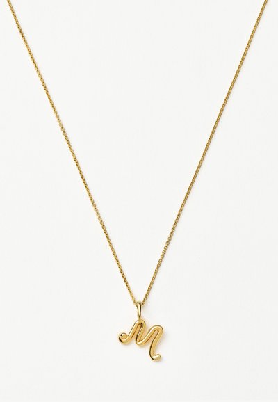 Χρυσό κολιέ με αλυσίδα και ένα μικρό, λαμπερό χρυσό μενταγιόν σε σχήμα πεζού γράμματος "m" σε λευκό φόντο.