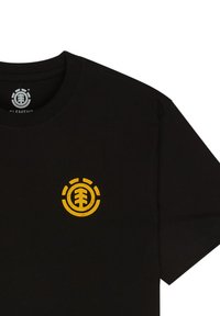 Schwarzes Kurzarm-T-Shirt mit einem kleinen gelben runden Logo, das einen stilisierten Baum im linken Brustbereich zeigt.