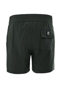 Shorts de bain vert foncé avec une taille élastique, une poche arrière avec rabat et une petite étiquette logo sur la poche droite. Texture lisse.