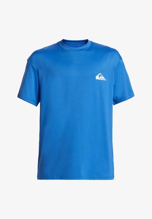 Sininen lyhythihainen t-paita, joka on valmistettu sileästä kankaasta ja jossa on pyöreä kaula-aukko. Paita on varustettu pienellä valkoisella logolla vasemmassa rintakohdassa.