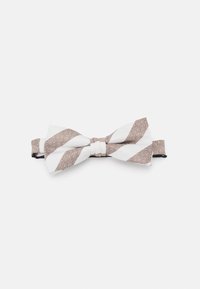 Noeud papillon rayé en blanc et marron clair, fabriqué à partir d'un tissu texturé. Dispose d'une sangle noire réglable pour un ajustement sécurisé.