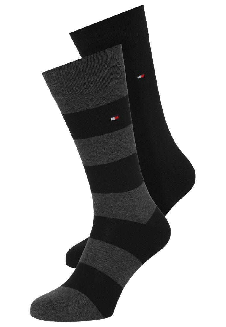 Due paia di calzini di cotone: uno nero uniforme e l'altro grigio con strisce orizzontali nere. Ciascuno presenta un piccolo logo sulla parte superiore.