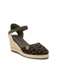 Zapato cuña de estampado de leopardo marrón y negro con un acento en color beige, correa de tela en el tobillo y tacón envuelto en yute. Textura suave y diseño de punta redonda.