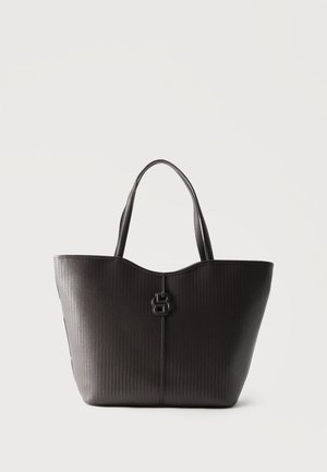 Borsa tote in pelle nera strutturata con doppi manici e chiusura decorativa centrale su sfondo semplice.