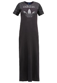 Vestido maxi negro con mangas cortas y brillantes. Presenta un prominente logo metálico de Adidas en el pecho. Tejido suave con una silueta recta.