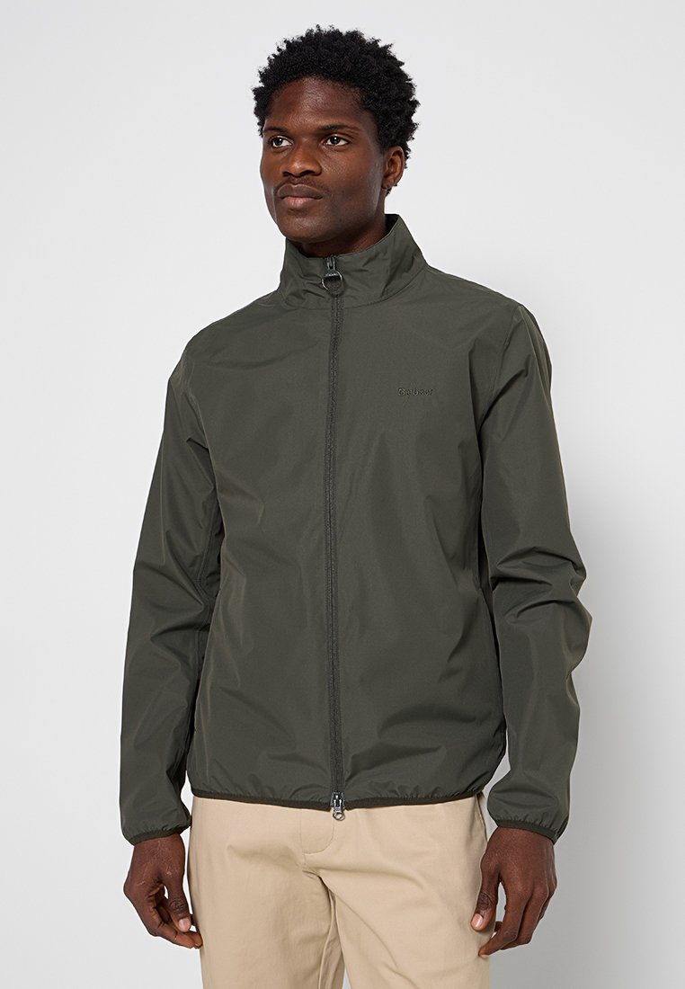 Giacca olive green resistente all'acqua con colletto alto, zip completa e polsini elasticizzati. Tessuto leggero e logo del marchio discreto sul petto.