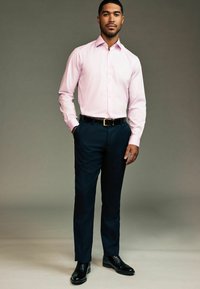 Next FIT SINGLE CUFF EASY CARE TWILL WITH CUTAWAY COLLAR.  - REGULAR FIT - Alkalmi ing - pink