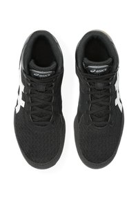 Scarpe da ginnastica nere con tomaia in mesh testurizzato, dotate di accenti laterali bianchi, collare imbottito e lacci neri. Suola in gomma marrone.