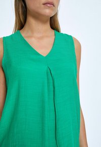 Desires Pusero - ming green