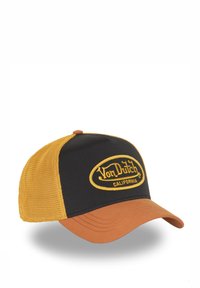 Gorra de camionero negra y amarilla con una visera curva naranja, parte trasera de malla y un prominente logo amarillo "Von Dutch California" bordado en la parte delantera.