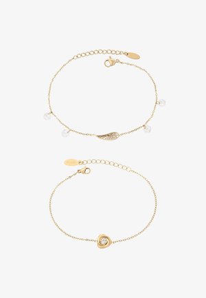 Goudvergulde armbanden met een vleugelbedel en kristalparels, voorzien van een karabijnsluiting en een verstelbare kettinglengte.