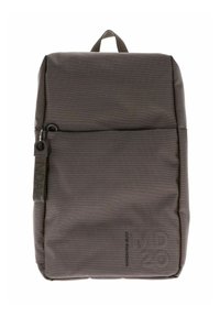 Grauer Rucksack aus strukturiertem Stoff mit einer Reißverschluss-Fronttasche und einem Tragegriff oben. Enthält ein geprägtes Logo an der Seite.