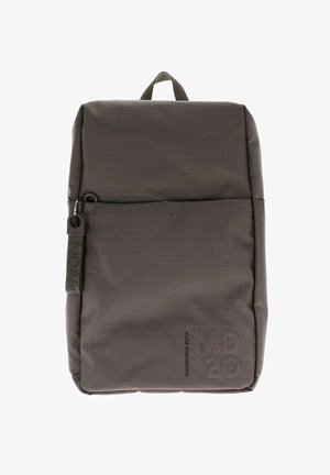 Zaino grigio realizzato in tessuto testurizzato con una tasca frontale con zip e una maniglia superiore. Presenta un logo impresso sul lato.