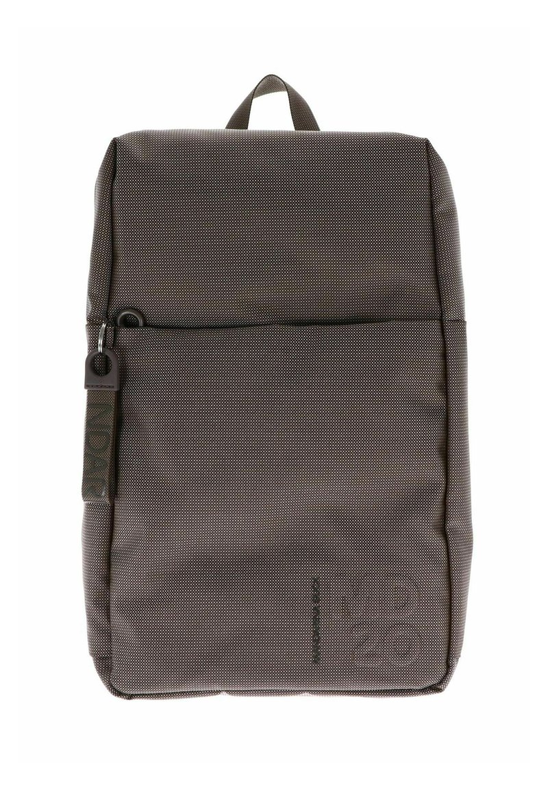 Grauer Rucksack aus strukturiertem Stoff mit einer Reißverschluss-Fronttasche und einem Tragegriff oben. Enthält ein geprägtes Logo an der Seite.