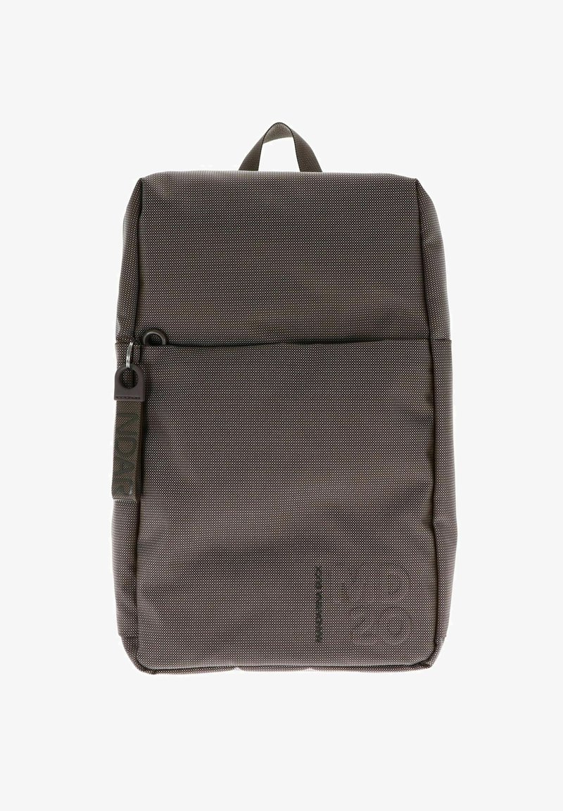 Grauer Rucksack aus strukturiertem Stoff mit einer Reißverschluss-Fronttasche und einem Tragegriff oben. Enthält ein geprägtes Logo an der Seite.