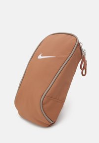 Nike Sportswear ESSENTIALS CROSSBODY UNISEX - Mala a tiracolo - mineral clay/white
