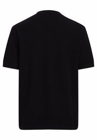 Musta, lyhythihainen T-paita, jossa on teksturoitu kuvio, pyöreä pääntie ja suora helma. Materiaali vaikuttaa kevyeltä ja hengittävältä.