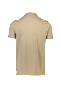 Beige polo tričko s krátkým rukávem zobrazené zezadu s klasickým límečkem a jednoduchým designem na bílém pozadí.