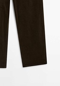 Pantalon en velours côtelé marron avec une texture douce, design à jambe droite et un motif côtelé visible. Ceinture sans matériel visible.
