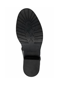 Suola di scarpa in gomma nera con un motivo a trama testurizzata, caratterizzata da un design strutturato e un dettaglio di marca "remonte" vicino alla zona del tallone.