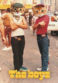 Divi indivīdi stāv pilsētas apģērbā. Viens valkā baltu bezpiedurkņu krekliņu un melnas bikses; otrs ir sarkanā kreklā un zilās džinsās. Abiem ir kaķu sejas.