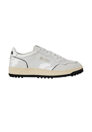 Sneaker bianca in pelle bassa con suola crema, battistrada nero, lacci bianchi, perforazioni sulla punta e marchio discreto su lato e tallone.