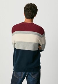 Gebreide heren trui met horizontale strepen in bordeauxrood, grijs, crème en marineblauw. Geribde ronde hals en zoom met een gestructureerde afwerking.