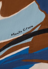 Foulard en soie présentant des motifs abstraits en marron, bleu clair, noir et bleu marine. Comprend le texte "Manila Grace" en noir.
