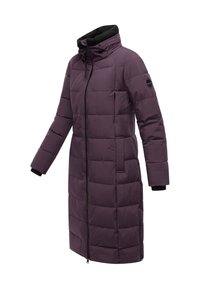 Abrigo acolchado largo morado con cierre frontal, cuello alto y detalles en negro. Presenta un diseño acolchado, bolsillos laterales y puños elásticos.