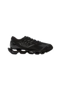 Scarpa sportiva nera con tomaia in rete, colletto imbottito e suola ammortizzata. Design elegante con unità di ammortizzazione ad aria visibili e pattern testurizzati.