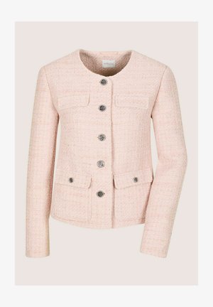 Lichtroze getextureerd damesjack met ronde hals, lange mouwen, zilveren decoratieve knopen en vier voorzakken met kleppen.