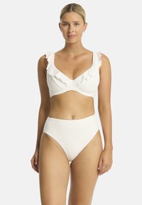 Weißes Bikini-Set mit einem gerafften Oberteil mit V-Ausschnitt und hochtailliertem Unterteil. Der Stoff hat ein dezentes geprägtes Muster und eine glatte Textur.