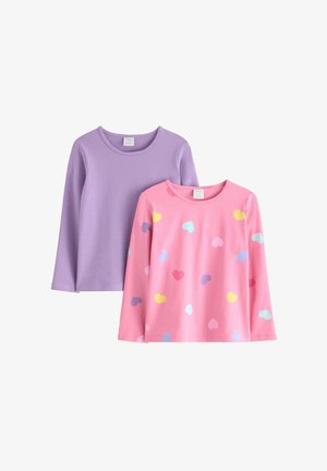 Deux t-shirts à manches longues. L'un est violet lavande uni ; l'autre est rose avec des motifs de cœurs multicolores. Tissu en mélange de coton. Encolure ronde.