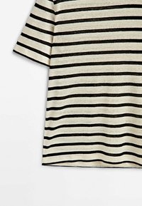 Krämling och svart randig T-shirt med kort ärm, med en avslappnad passform, mjuk textur och jämnt fördelade horisontella linjer.