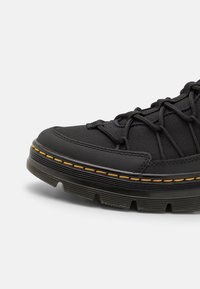 Dr. Martens Stivaletti stringati - black