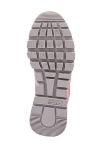 Suola di scarpa in gomma grigia chiara con battistrada testurizzato e decorato; presenta il nome del marchio in rilievo "LIU JO" e la taglia "38." Parte superiore rosa visibile ai bordi.