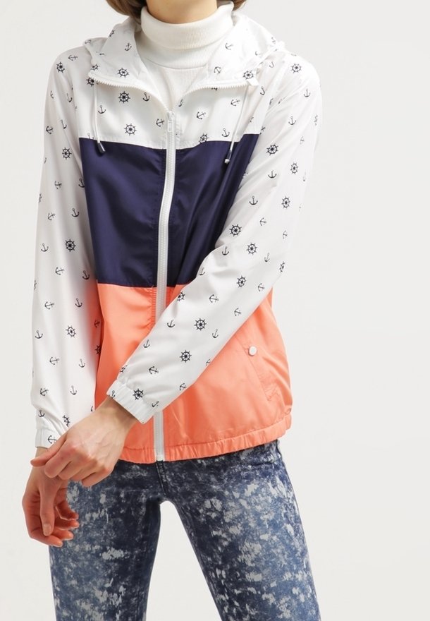 Farveblokkeret vindjakke med hvide, marineblå og koral sektioner, med anker mønstre på ærmerne, letvægtsstof og hætte.