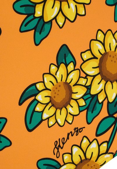 Girasoli giallo brillante con foglie verdi su uno sfondo arancione, accompagnati da una firma in stile calligrafico "Flenzo."