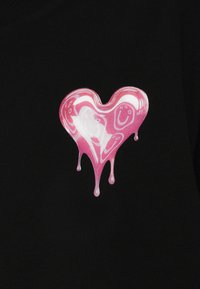 Μαύρο ύφασμα με σχεδιασμό γυαλιστερή ροζ καρδιά με σταγόνες στα άκρα, που περιλαμβάνει ανοιχτότερες ροζ και λευκές λεπτομέρειες, που μοιάζει με αποτέλεσμα τήξης.