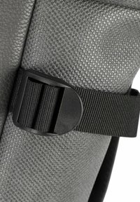 Material texturizado gris con una superficie con patrón, que cuenta con una hebilla de plástico negra y una correa negra para un cierre seguro.