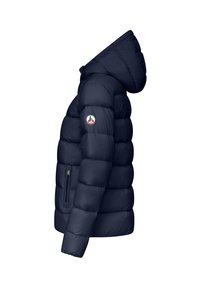 Navyblauwe pufferjack met een capuchon, voorzien van horizontaal gequilte secties, een zijrits zak en een logo patch op de linker mouw.