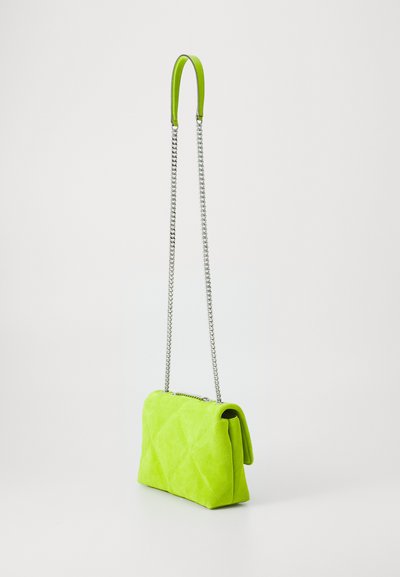 Borsa a tracolla verde in suede con design trapuntato, dotata di una tracolla a catena e di un breve manico in pelle. Chiusura a pattina nella parte superiore.