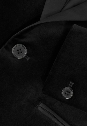 Czarna aksamitna tkanina z dwoma dopasowanymi czarnymi guzikami, o gładkiej, miękkiej fakturze i wyraźnych, czystych liniach wzoru.