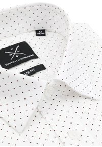 Biała koszula slim fit w małe brązowe kropki. Posiada kołnierz typu spread oraz zapięcie na guziki, z metką z nazwą marki i rozmiarem.