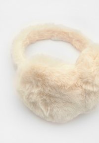 Căști pentru urechi din blană artificială, într-o nuanță crem deschis, cu textură pufoasă, formă rotunjită și bandă reglabilă din material textil pentru o fixare sigură.